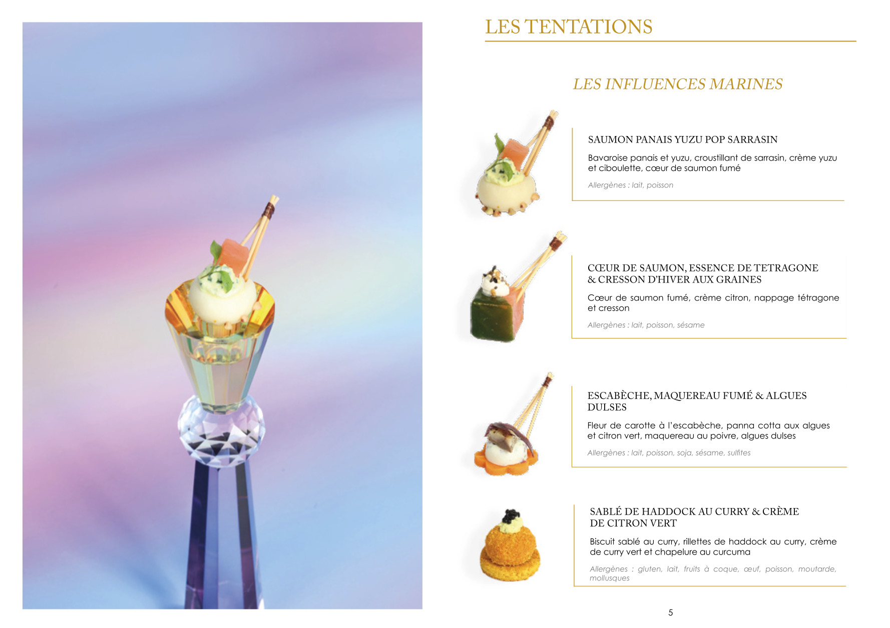 Un amuse-gueule dans un verre est posé sur un piédestal en cristal sur fond de dégradé pastel. La page de droite présente d'élégants plats de fruits de mer avec des descriptions en français, sous le titre LES TENTATIONS.