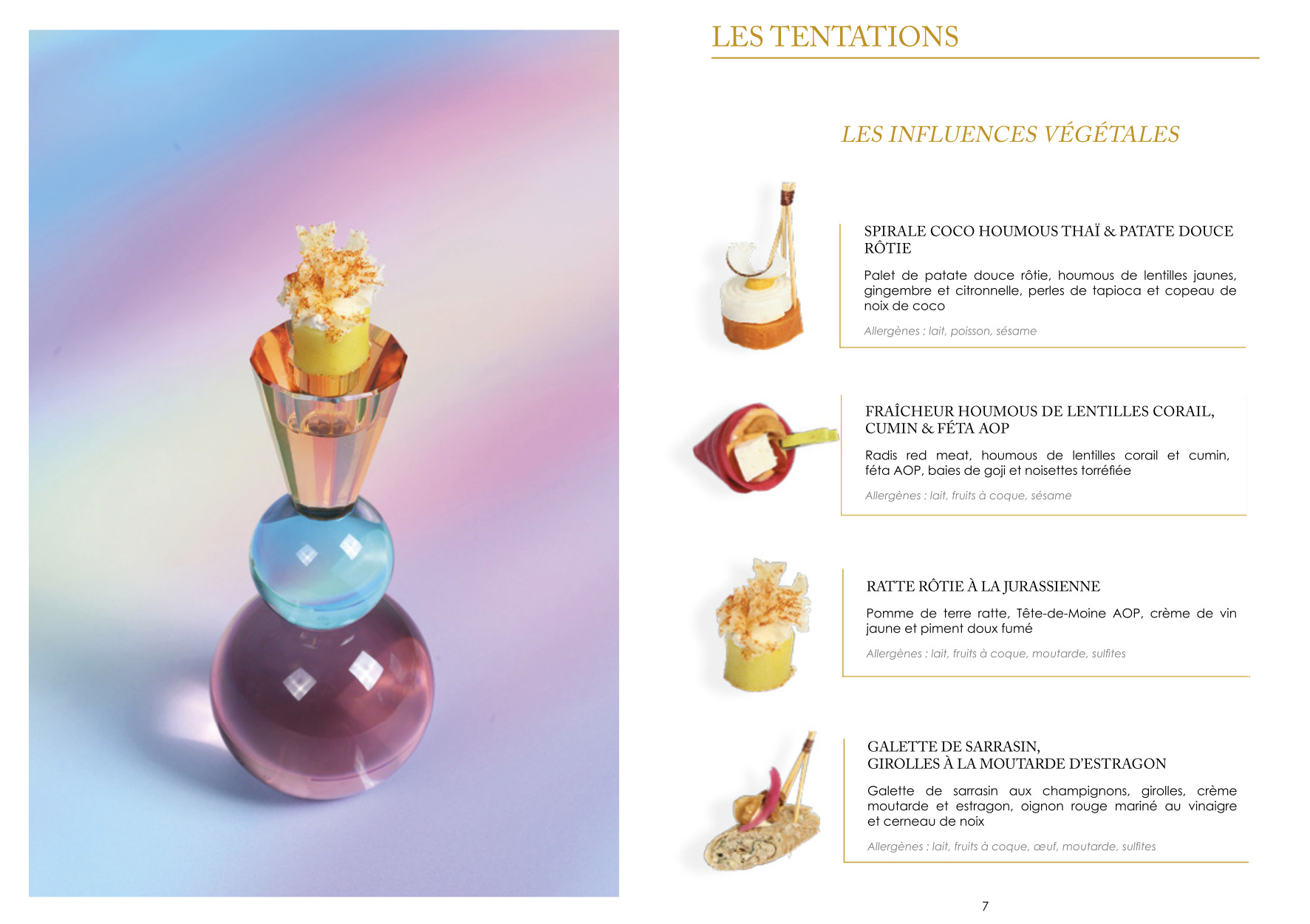 Une page aux couleurs pastel avec, à gauche, une sculpture géométrique en verre tenant un petit plat de nourriture et, à droite, quatre élégants amuse-gueule avec description et informations sur les allergènes, sous le titre Les Influences Végétales.