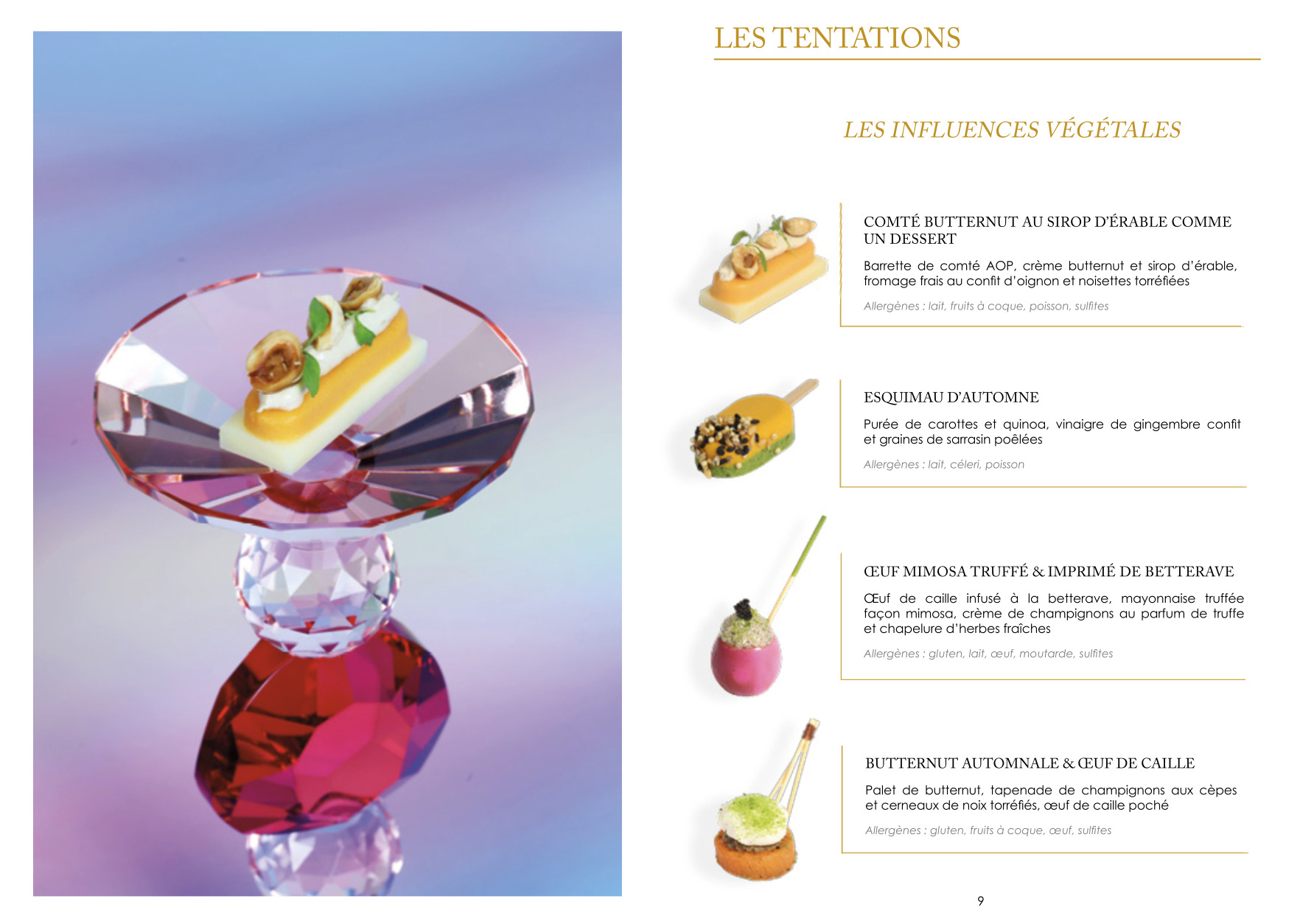 Un socle en verre contient un dessert rectangulaire garni de noix et de microgreens. À droite, des descriptions et de petites images de quatre amuse-gueule élégants et colorés sont présentées en français.