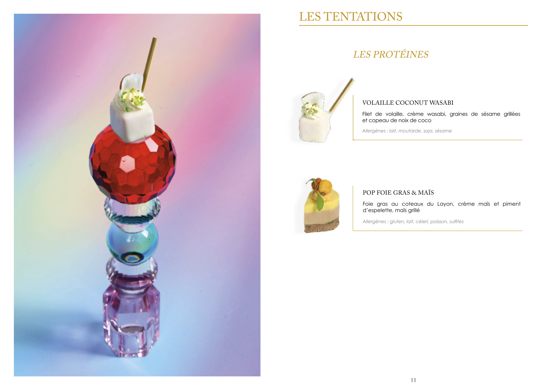 Un empilement artistique et coloré de formes géométriques, dont une sphère rouge à facettes et des anneaux transparents, soutient un canapé surmonté d'un cube blanc, d'une sphère verte et d'une brochette. À droite, des descriptions et des images d'amuse-gueules gastronomiques.