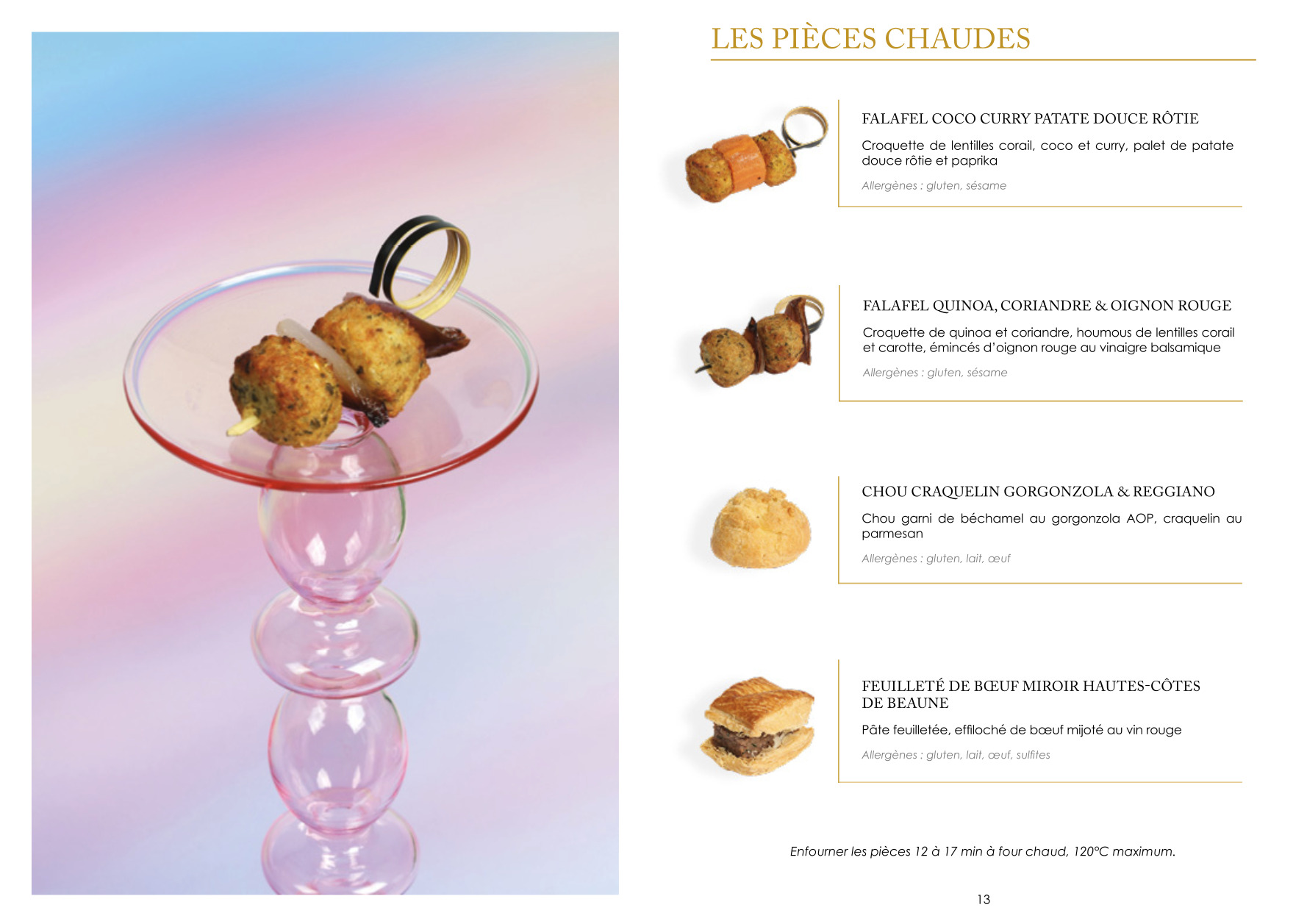 À gauche, un présentoir en verre contient des amuse-gueule ronds en brochettes. À droite, des photos et des descriptions de quatre amuse-gueules, dont des falafels et des feuilletés, sont affichées sur un fond blanc et jaune.