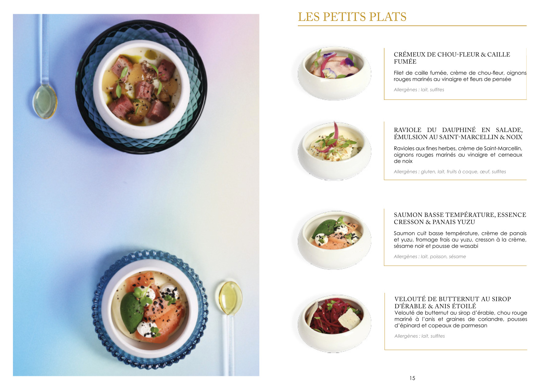 Une page de menu intitulée Les Petits Plats montre cinq petits plats gastronomiques dans des bols blancs, chacun accompagné d'une description et d'une liste d'allergènes, présentés sur un fond blanc avec des ustensiles dorés.
