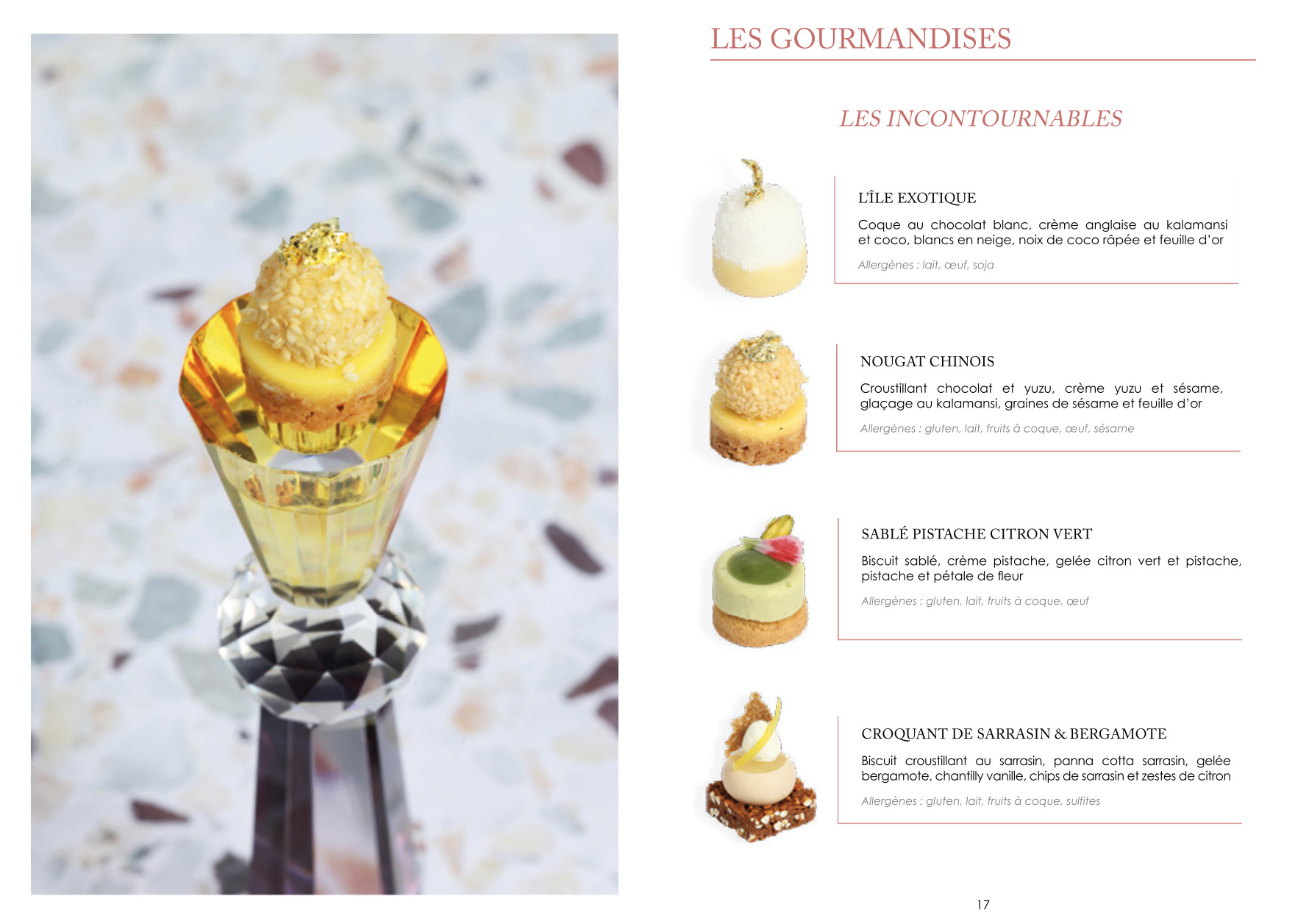 Une page de menu présentant d'élégants desserts français, chacun accompagné d'une description et d'informations sur les allergènes. À gauche, un dessert en couches est posé sur un support en cristal sur un fond pastel. À droite, quatre desserts sont proposés avec des images.
