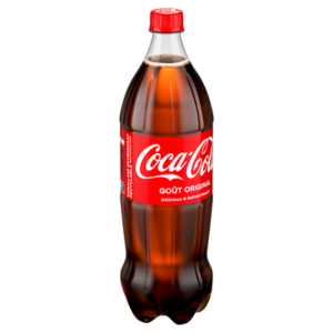 Une bouteille en plastique de 1,25 litre de COCA-COLA ORIGINAL avec une étiquette et un bouchon rouges, avec un texte blanc sur le devant et remplie de soda brun foncé.