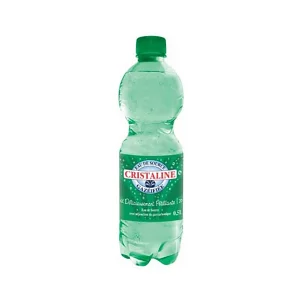 Un flacon en plastique vert de 1,5 litre contenant de l'EAU GAZEUSE CRISTALINE avec un bouchon vert, une étiquette blanche et rouge et des gouttelettes de condensation se tient debout sur un fond blanc.