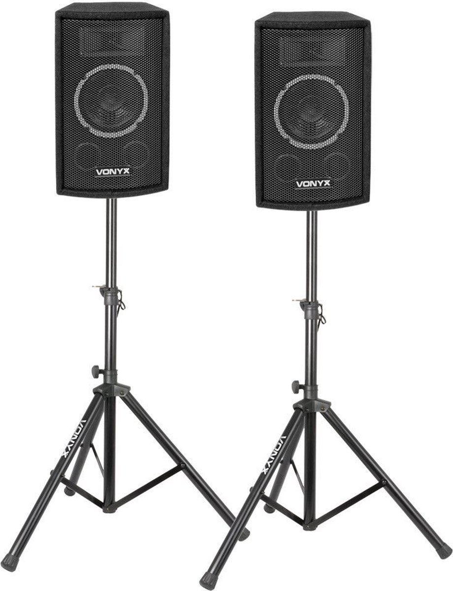 Deux enceintes DJ PROFESSIONNEL AVEC SONO & LUMIERES sont montées sur des trépieds réglables et placées côte à côte sur un fond blanc.