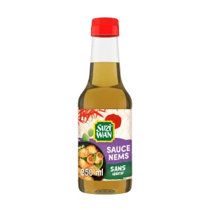 Une bouteille en verre transparent étiquetée SAUCE POUR NEMS (250 ml) avec un bouchon rouge. L'étiquette présente des images alimentaires et porte la mention "Sans Additif" pour indiquer que la sauce ne contient pas d'additifs.