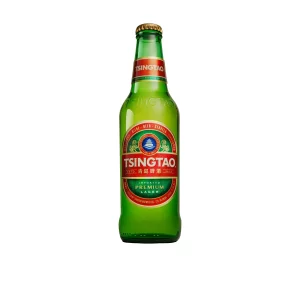 Une bouteille en verre vert de 33cl de BIÈRE CHINOISE TSINGTAO avec une étiquette rouge et or est représentée à la verticale sur un fond blanc.