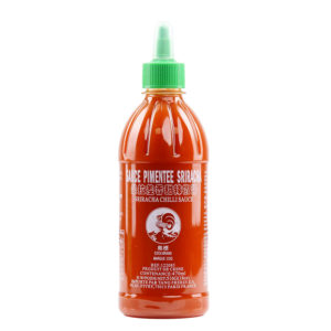 La bouteille de SAUCE CHINOISE PIMENTÉE SRIRACHA, d'une contenance de 470 ml, est munie d'un bouchon vert, d'une sauce chili rouge et d'une étiquette multilingue blanche avec un logo de coq sur le devant.