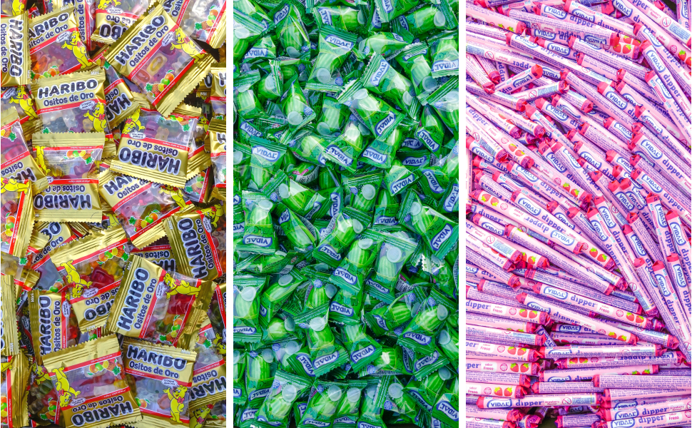 L'ASSORTIMENT DE 600 BONBONS (3,6 kg) comprend trois sections : les bonbons Haribo emballés d'or à gauche, les bonbons durs emballés de vert au centre et les rouleaux de tablettes de bonbons roses et violets à droite.