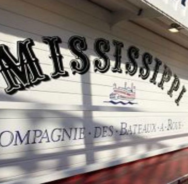 Sur le flanc du bateau, on peut lire en gros caractères LE PETIT MISSISSIPI (75015) et une illustration d'un bateau à vapeur à aubes. En dessous, un texte plus petit indique Compagnie des Bateaux à Roue.