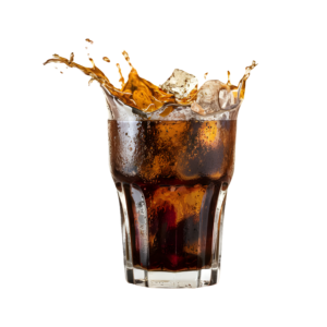 Un verre de cola avec des glaçons débordant sur un fond blanc, promouvant CHOISISSEZ LES SOFTS POUR VOTRE ANNIVERSAIRE.