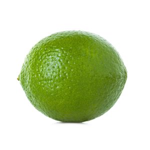 Un sachet de 4 citrons verts CITRON VERT frais à la peau verte texturée, présentés sur un fond blanc uni.