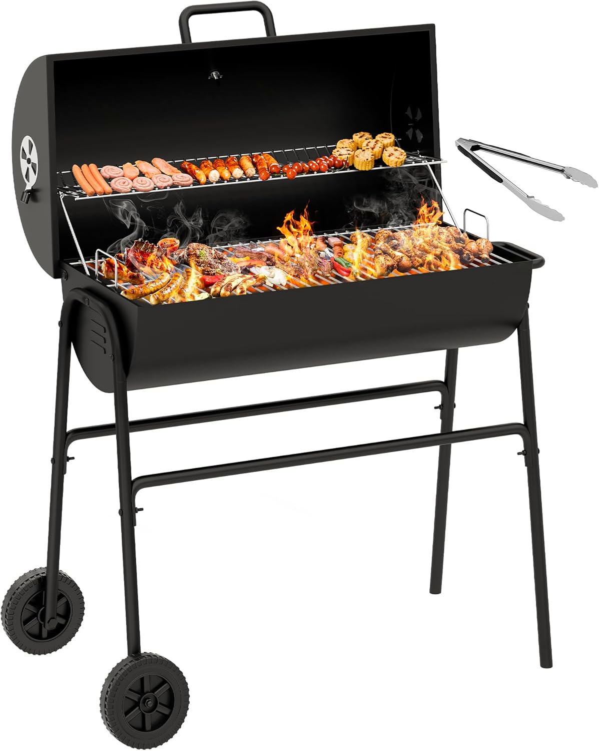 Le gril LE MATÉRIEL POUR L'ANIMATION BARBECUE, présenté avec son couvercle ouvert, permet de cuire des saucisses, des brochettes et des légumes sur la grille supérieure et des viandes assorties sur la grille inférieure. Des pinces sont suspendues sur le côté de ce gril noir à deux roues.