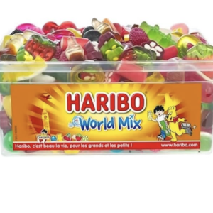 Un pot en plastique de 1 kg de HARIBO WORLD MIX rempli de bonbons gélifiés assortis. L'étiquette orange représente des personnages de dessins animés et un ours jaune.