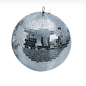 La BOULE À FACETTES (40cm de diamètre) est une boule disco argentée avec des petits carreaux en miroir, suspendue par une boucle en métal sur un fond blanc uni.