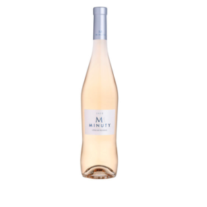 Une bouteille en verre transparent de COTE DE PROVENCE MINUTY ROSÉ CUVÉE 2022 avec un bouchon argenté, une étiquette blanche minimaliste et un vin rose clair à l'intérieur est présentée sur un fond blanc.