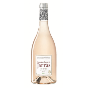 Une bouteille en verre transparent de DOMAINE ROYAL DE JARRAS GRIS IGP SABLE DE CAMARGUE BIO 75cl de vin rosé, de couleur rose clair avec une étiquette blanche et or, et certifié biologique.