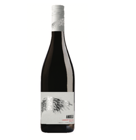 Une bouteille de NERO D'AVOLA DOC 75cl (vin italien) avec un bouchon blanc et une étiquette montrant une illustration artistique d'aile et "ANGELO" en rouge en bas à droite. Le fond est blanc uni.