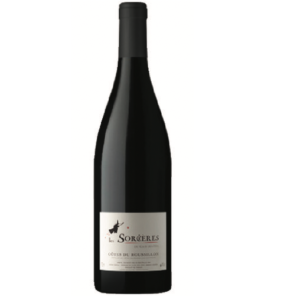 Une bouteille de vin en verre foncé avec un bouchon noir et une étiquette blanche indiquant CHÂTEAU ROUSSILLON LES SOURCIÈRES CLOS DE FEES ROUGE 75CL, avec une petite silhouette de sorcière. Le fond est blanc uni.