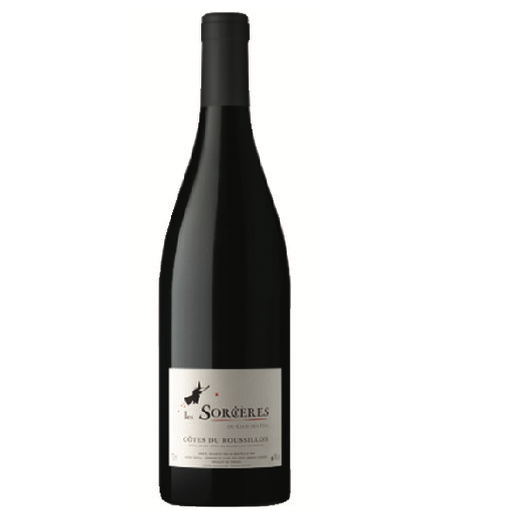 Une bouteille de vin en verre foncé avec un bouchon noir et une étiquette blanche indiquant CHÂTEAU ROUSSILLON LES SOURCIÈRES CLOS DE FEES ROUGE 75CL, avec une petite silhouette de sorcière. Le fond est blanc uni.