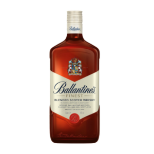 Une bouteille de WHISKY BALLANTINES 40% 70cl avec une étiquette de couleur crème, un logo en script bleu et des armoiries sur le devant, sur un fond blanc uni.