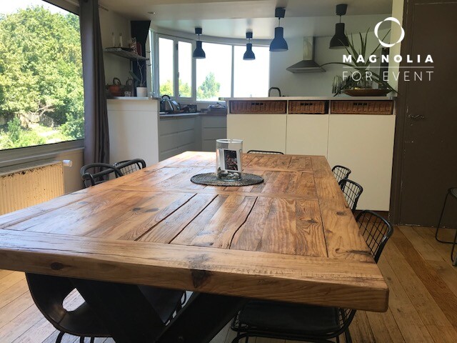 Une cuisine et une salle à manger modernes avec une grande table en bois, des chaises noires et une lumière naturelle provenant de grandes fenêtres. Le logo de LA PÉNICHE DE JEROME (92040) apparaît dans le coin supérieur droit.