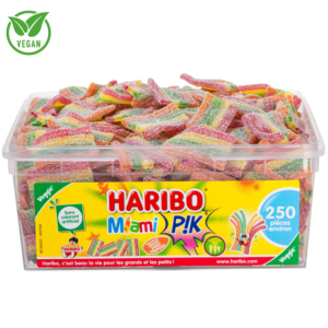 Une barquette en plastique de 1 kg de bonbons Haribo MIAMI PIK vegan, portant le logo Haribo sur l'étiquette et contenant environ 250 morceaux colorés et enrobés de sucre.