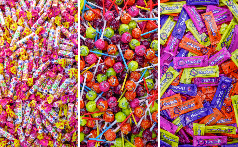 L'ASSORTIMENT DE 600 BONBONS (3,6 kg) comporte trois sections : à gauche, des bonbons enveloppés de jaune, au milieu, des sucettes assorties et, à droite, des bonbons rectangulaires brillants enveloppés de violet, d'orange et de jaune.