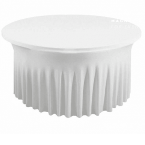 Une table rectangulaire est ornée de la NAPPE BLANCHE HOUSSE RECTANGULAIRE JUPE EXTENSIBLE 60 CM L X 200 CM L, une nappe blanche en tissu extensible avec une jupe plissée qui s'étend jusqu'au sol.