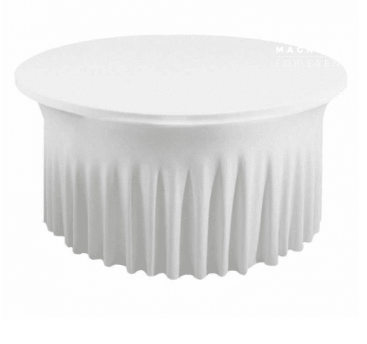 Une table rectangulaire est ornée de la NAPPE BLANCHE HOUSSE RECTANGULAIRE JUPE EXTENSIBLE 60 CM L X 200 CM L, une nappe blanche en tissu extensible avec une jupe plissée qui s'étend jusqu'au sol.