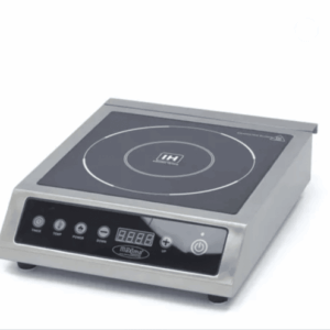 La PLAQUE A INDUCION PRO 3000 WATTS est une table de cuisson à induction en acier inoxydable avec une surface en céramique noire, une zone de chauffe circulaire, un affichage numérique et des boutons de commande frontaux.
