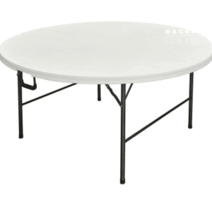 La TABLE TRAITEUR RONDE 120 cm est une table pliante ronde en plastique blanc avec des pieds en métal noir, présentée sur un fond blanc uni.