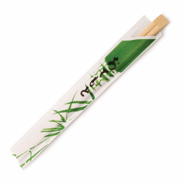 Une paire de baguettes en bambou jetables (BAGUETTES EN BAMBOU JETABLES, vendue à l'unité) présentée dans une pochette en papier blanc décorée d'illustrations en bambou vert et d'un texte en noir de style asiatique.