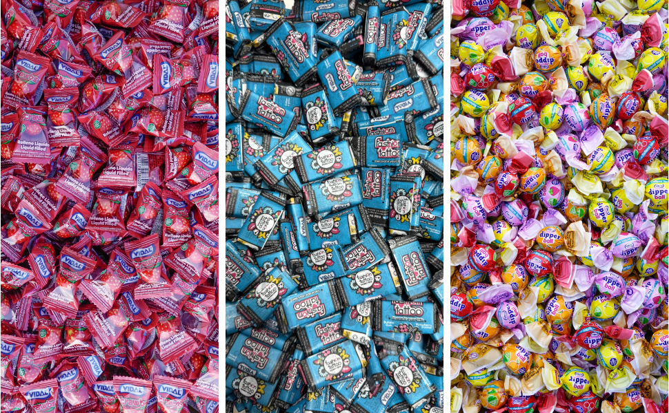 L'ASSORTIMENT DE 600 BONBONS (3,6 kg) se compose de trois sections : la tire rouge et rose à gauche, les bonbons bleus acidulés au centre et la tire colorée aromatisée aux fruits à droite, le tout densément emballé.