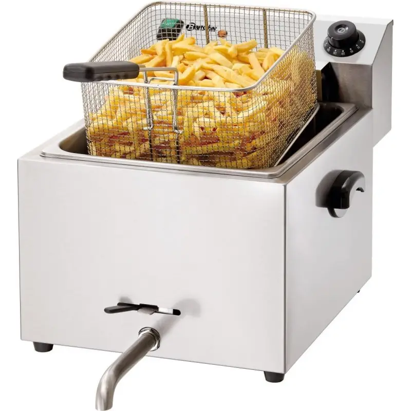 LE MATÉRIEL POUR L'ANIMATION BURGERS présente une friteuse en acier inoxydable dotée d'un bouton de commande et d'un bec d'écoulement de l'huile sur le devant. Elle est présentée remplie de frites dorées dans son panier en filet.