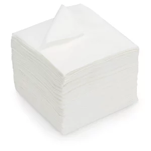 Une pile de SERVIETTES BLANCHES TRAITEUR COCKTAIL (20 x 20, lot de 50 serviettes) avec une serviette blanche légèrement soulevée du dessus.