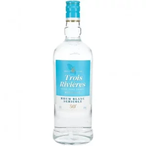 Une bouteille transparente de BOUTEILLE DE RHUM 3 RIVIÈRES À 50° avec une étiquette et un bouchon bleus, avec un texte blanc, un logo en forme de papillon sur le devant, et affichant un taux d'alcool de 50%.