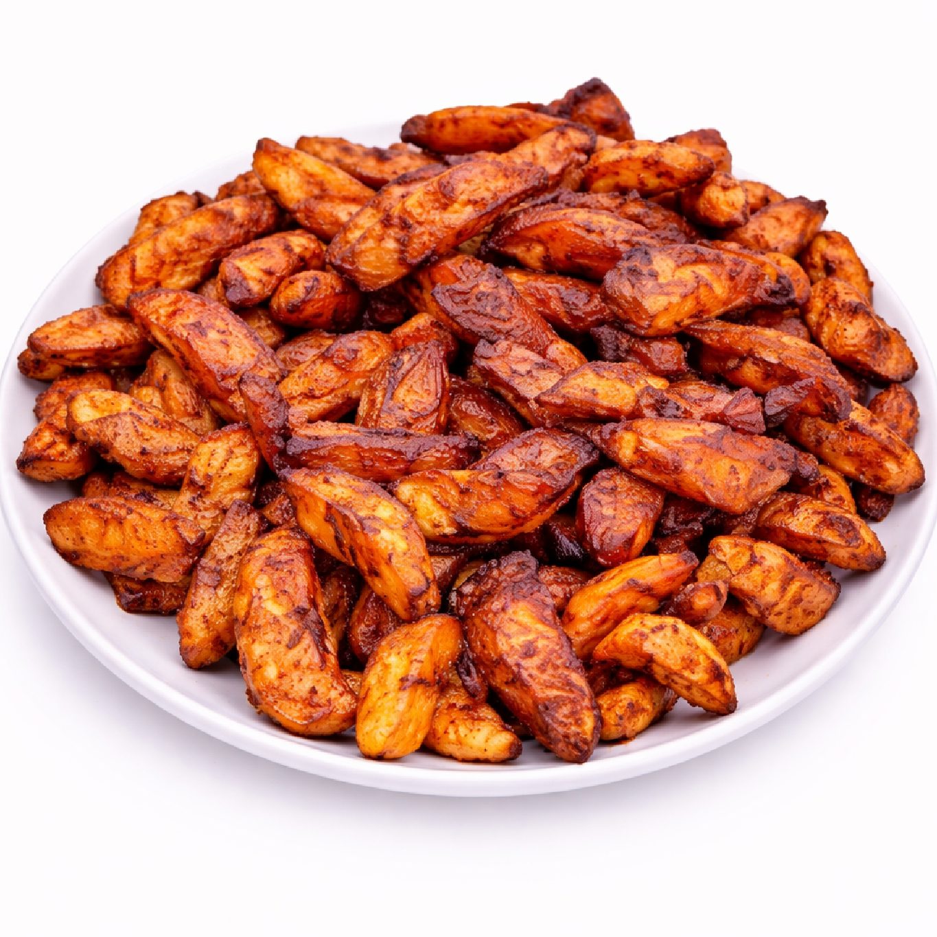 Une portion d'ALLOCO (200g/pers) présente des tranches de plantain frites, croustillantes et dorées, empilées dans une assiette blanche sur un fond blanc uni.