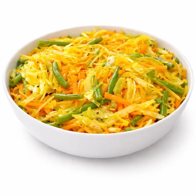 Un bol blanc rempli d'ACHARD DE LÉGUMES (Minimum de commande 5 parts 200g/part) - une salade colorée de chou râpé, de carottes et de haricots verts - sur un fond blanc.