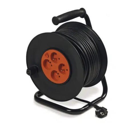 Le PACK SONORISATION est un enrouleur de câble noir et orange avec une poignée attachée, quatre prises de courant, une longue rallonge enroulée et une prise à l'extrémité.
