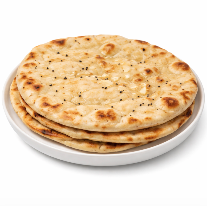Une pile de pains naan NAN NATURE (Pièce) ronds et dorés, garnis de graines de sésame noir, est servie sur une assiette blanche sur fond blanc.