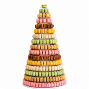 Une grande « pièce montée » en forme de pyramide, composée de 191 macarons, présente des rangées soigneusement empilées de macarons colorés – roses, jaunes, verts, marron et crème – sur fond blanc.