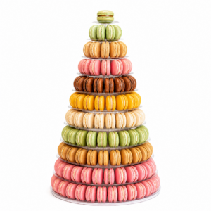 La PIÈCE MONTÉE PYRAMIDE DE 91 MACARONS met en valeur des macarons colorés dans les tons rose, vert, jaune, marron et crème, disposés avec élégance en cercles concentriques sur des plateaux transparents, le tout couronné d'un macaron vert au sommet, le tout sur fond blanc.