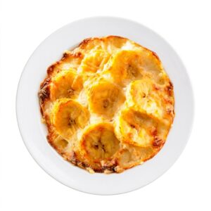 Une assiette blanche présentant un « GRATIN DE BANANES PLANTIN » (commande minimale : 5 portions – 250 g par portion), composé de tranches de bananes plantains cuites au four, recouvertes de fromage fondu et disposées en cercle, photographié sur fond blanc.