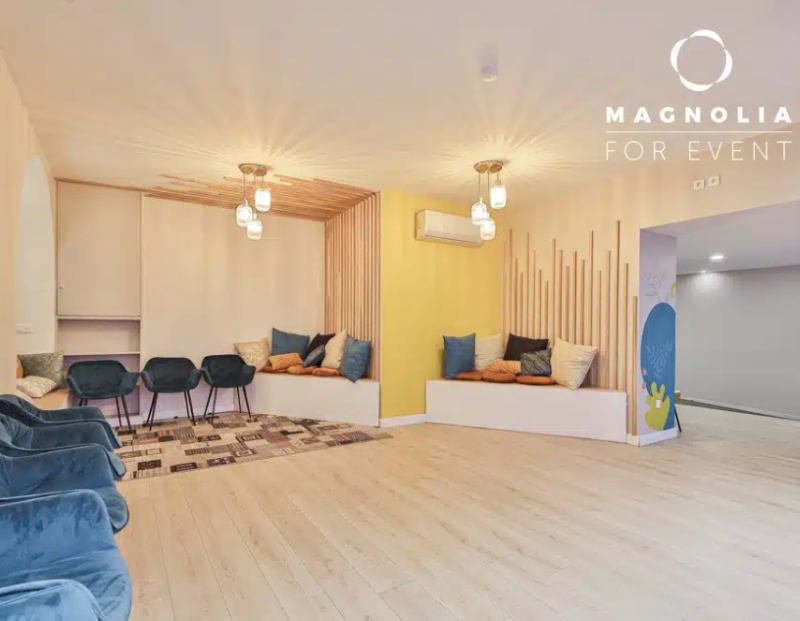 L'ESPACE DES AMIS DU 15ème (75015) est un espace événementiel moderne doté d'un parquet en bois clair, de plafonniers élégants, de sièges bleus et beiges avec des coussins décoratifs et d'œuvres d'art murales. Le nom du lieu apparaît dans le coin supérieur droit.