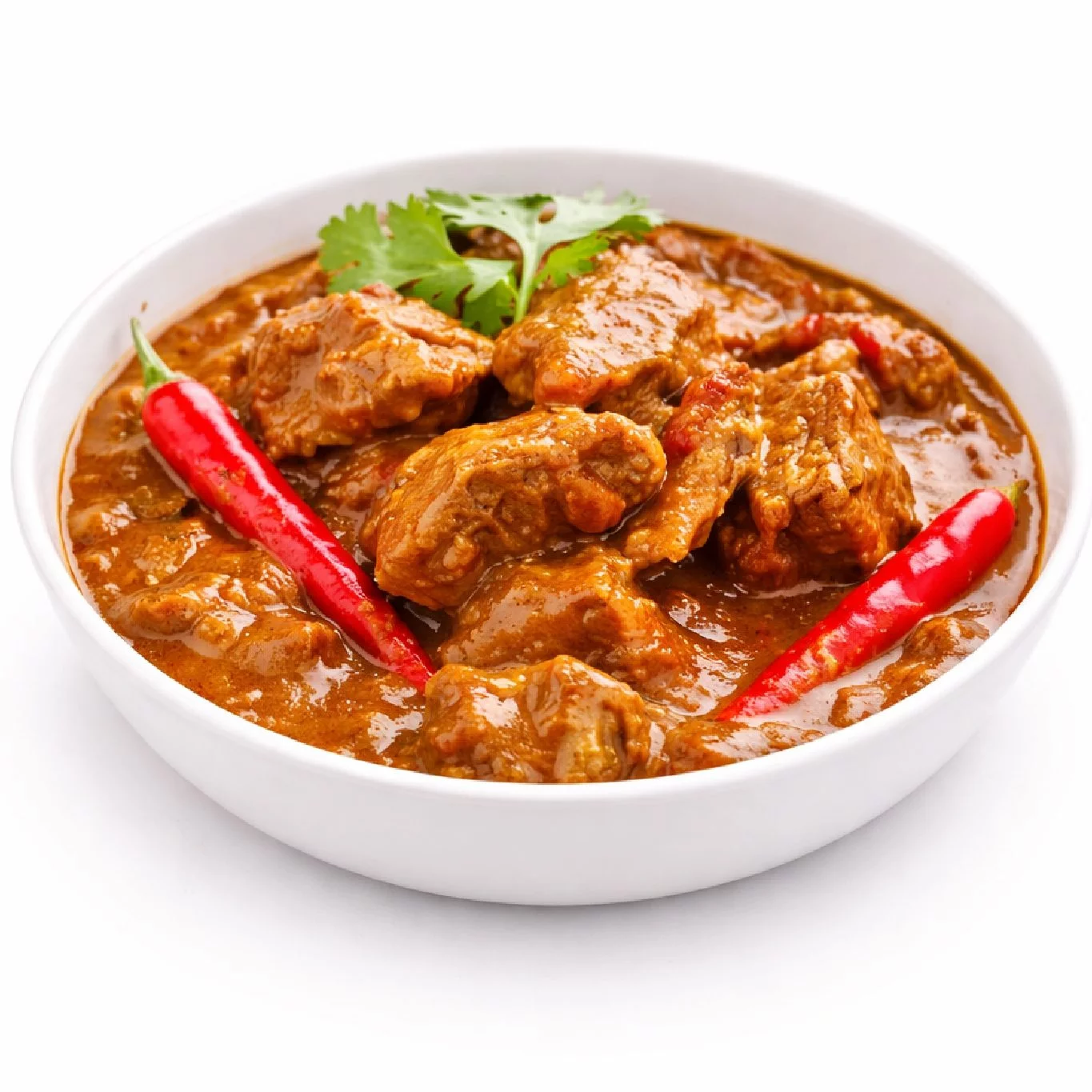 Un bol blanc de curry AGNEAU MADRAS (300g) avec de tendres morceaux de viande, garnis de deux piments rouges et de coriandre, sur fond blanc.
