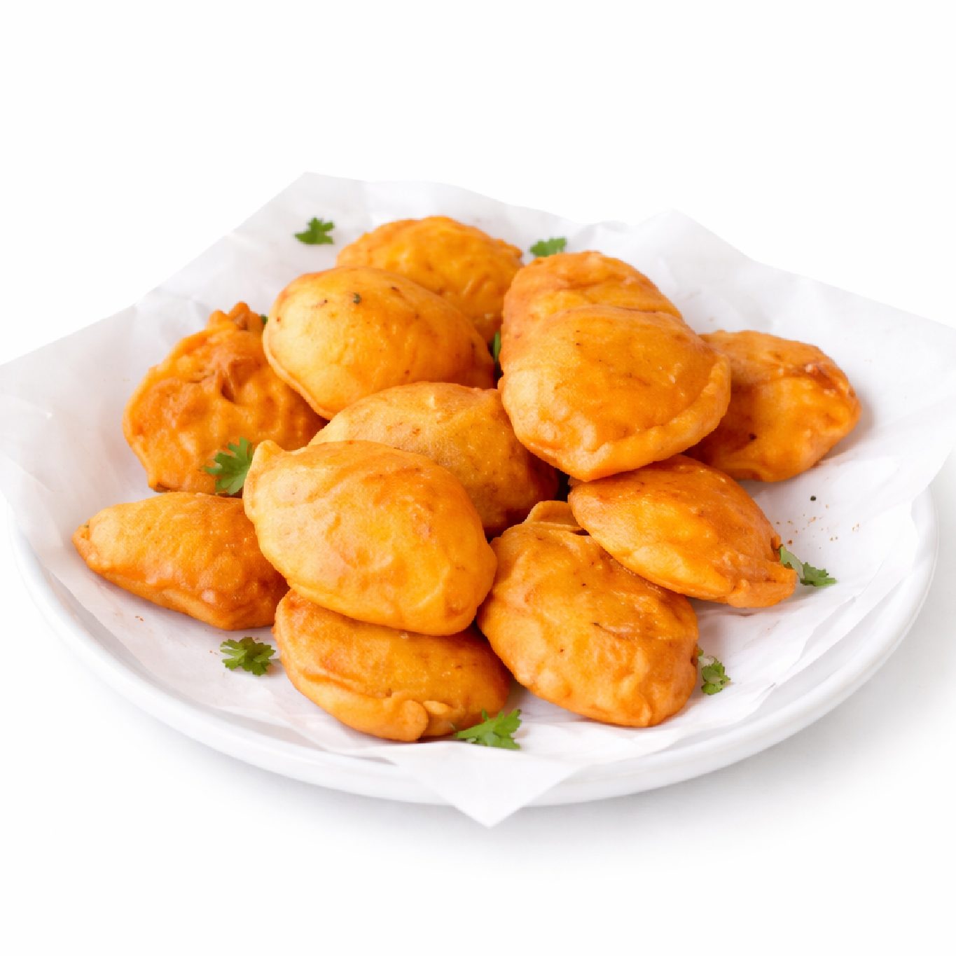 Une assiette blanche tapissée de papier contient une pile d'ALOO PAKORA (minimum de commande 10 pièces 30g/pièce), des pâtisseries frites garnies de petits brins de persil.