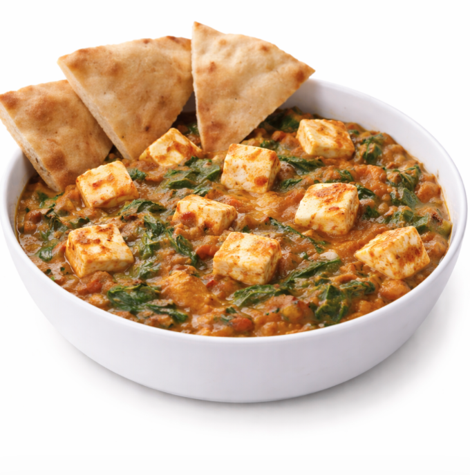 Un bol blanc de PALAK PANEER (250 g), composé de cubes de paneer dans un curry d'épinards crémeux, est servi avec trois morceaux de pain naan.