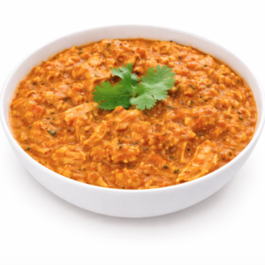 Un bol blanc rempli de POULET BHARTA (300 g), un curry de poulet orange crémeux, garni de coriandre fraîche, est posé sur un fond blanc uni.